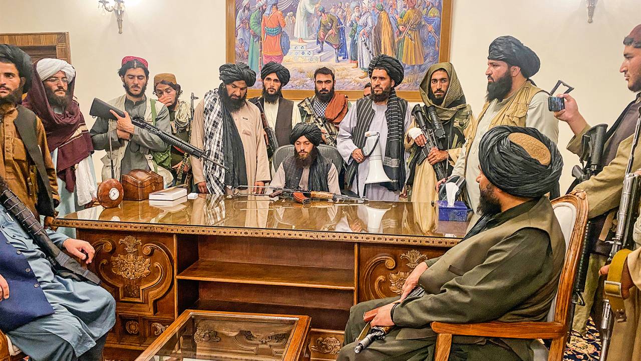 SUCESSO - Barbas, turbantes e armas na sala
da Presidência: o Talibã
no comando outra vez -