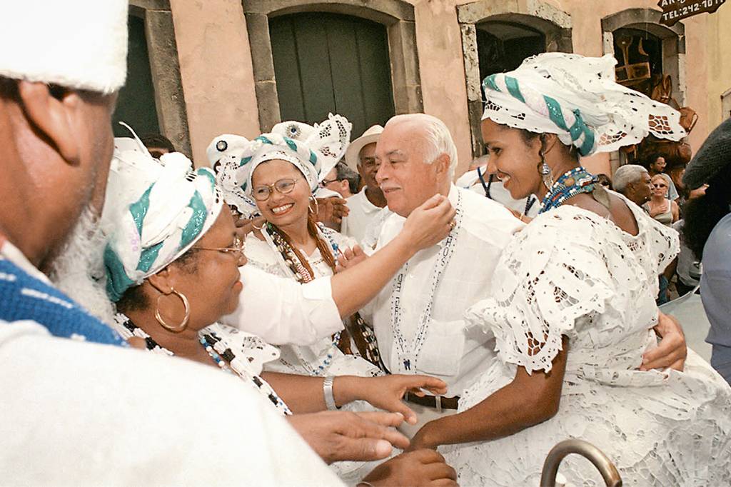 Antônio-Carlos-Magalhães,-senador-do-PFL-BA,-vestindo-roupa-branca-com-guia-no-p.jpg CACIQUE - ACM: influência sobre a política baiana por quatro décadas, da ditadura à democracia, da Arena ao DEM -