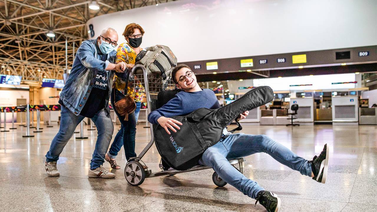 MANIA DE INVENTAR - A veia criativa de João Boechat, 17 anos, acabou desabrochando também no aeroporto, onde ele posou para a foto antes de embarcar para a universidade americana de Duke. Filho de eletricista, criou um clube de robótica na escola e agora vai estudar engenharia no exterior -