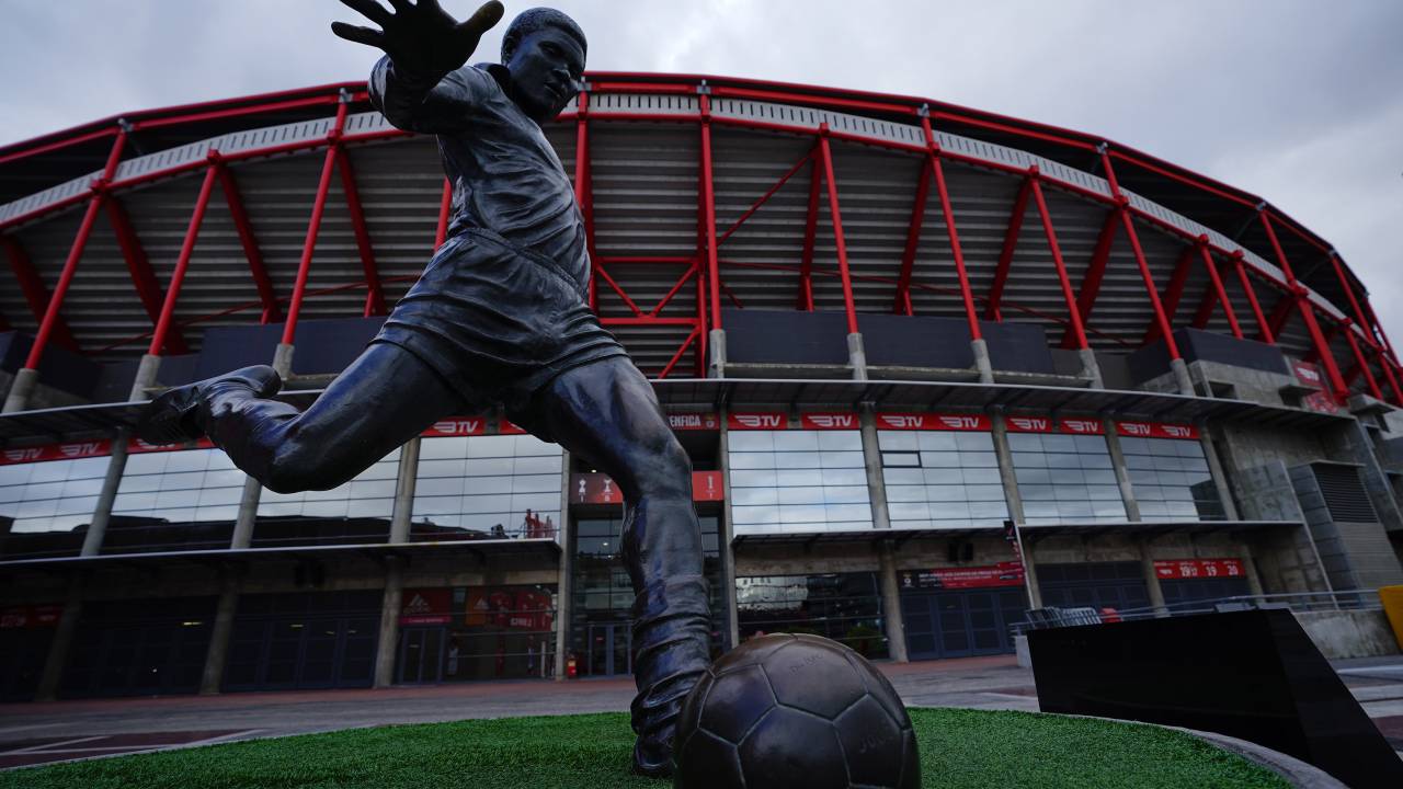 Estátua de Eusébio, ídolo português da década de 60, no Estádio da Luz, do Benfica