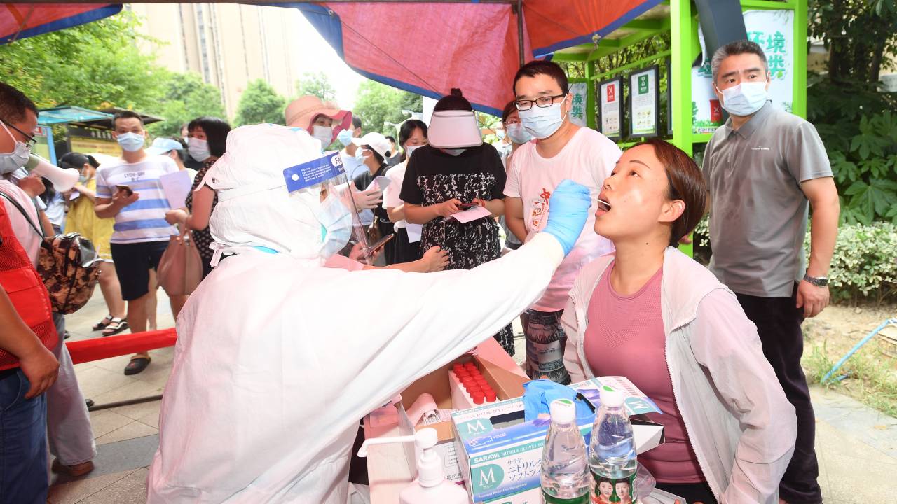 Campanha de testagem dos moradores de Wuhan após surto na cidade - 03/08/2021