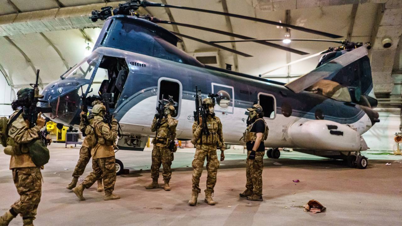 Soldados do Talibã inspecionam avião militar americano desativado no aeroporto de Cabul - 31/08/2021