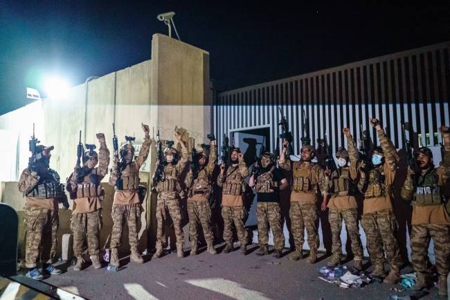 TALIBAN TAKING OVER AIRPORT FROM AMERICANS Soldados do Talibã comemoram saída dos EUA do Afeganistão - 31/08/2021