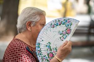 Mulher tenta aliviar o calor em Castilla, na Espanha