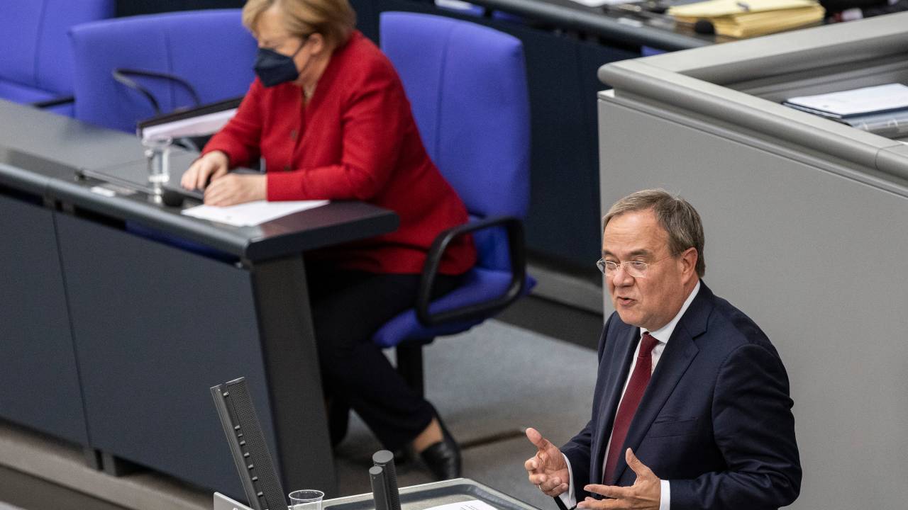 Candidato da CDU, Armin Laschet, discursa ao lado da chanceler alemã, Angela Merkel. 25/08/2021