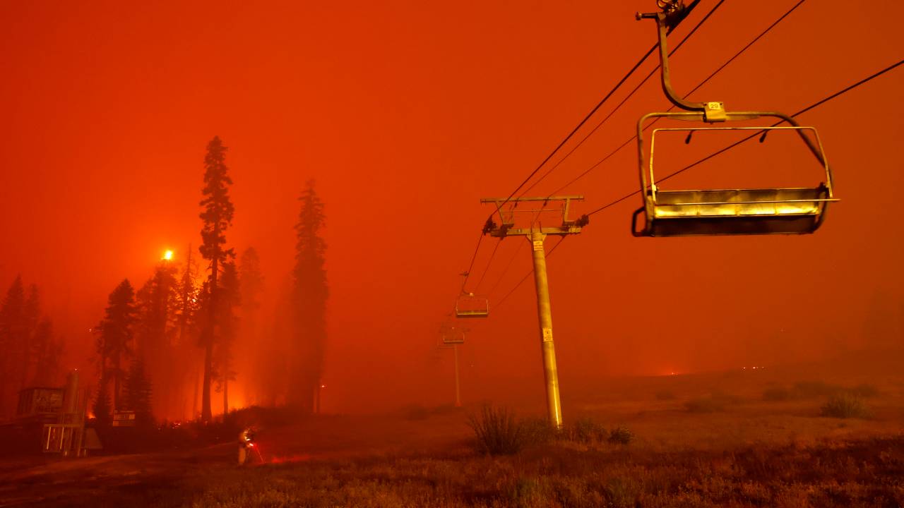 Incêndio Caldor Fire destroi área de lazer de Lake Tahoe, na Califórnia, nesta terça-feira (31)