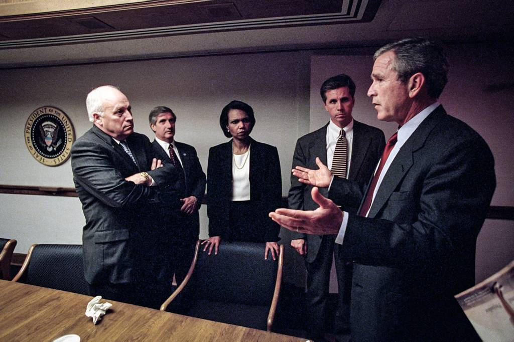 Bush Administration Reacts To Attacks On 9/11 BASTIDORES - Condoleezza (no centro) e Bush (à dir.): calma para lidar com o caos