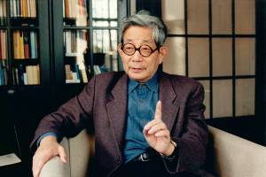 Kenzaburo Oe, que ganharia o Nobel de Literatura em 1994: trinta anos antes ele escreveu crônicas sobre Tóquio e a primeira Olimpíada na cidade-- 