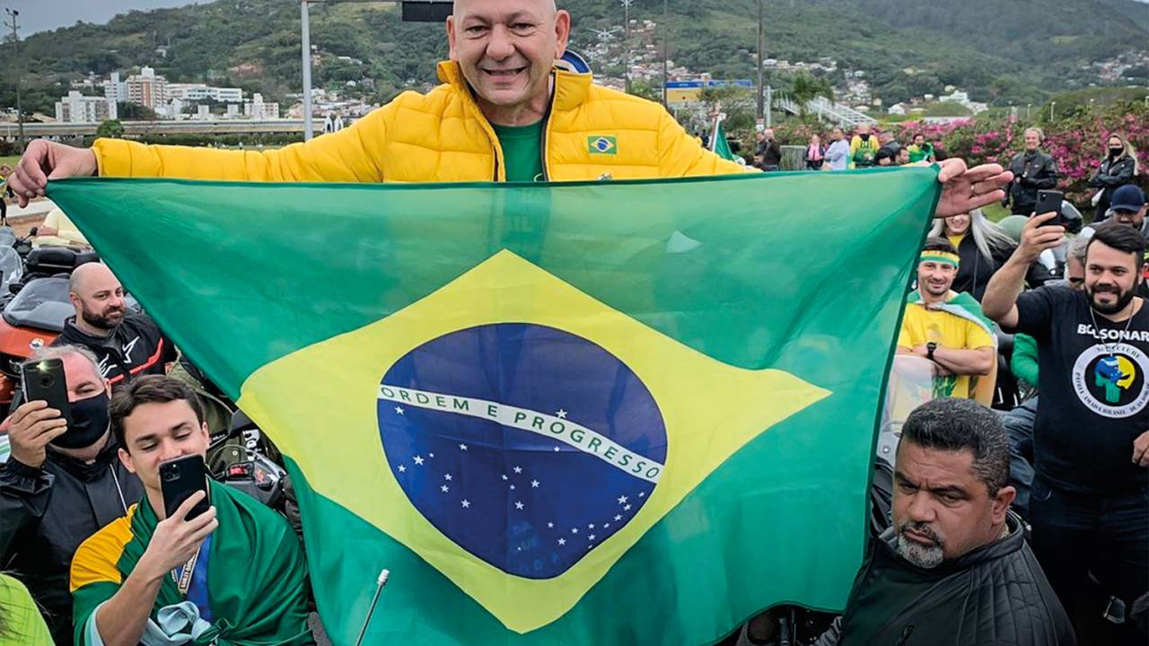LINHA DE FRENTE - Hang, em motociata em Santa Catarina: foco em posts pró-empresa -