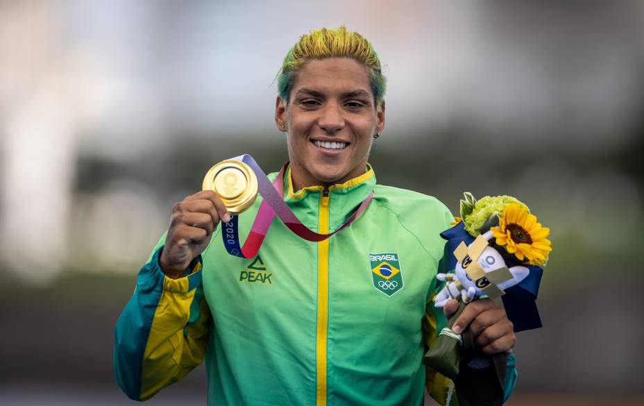 A atleta Ana Marcela com a sua medalha de ouro conquistada na maratona aquática -