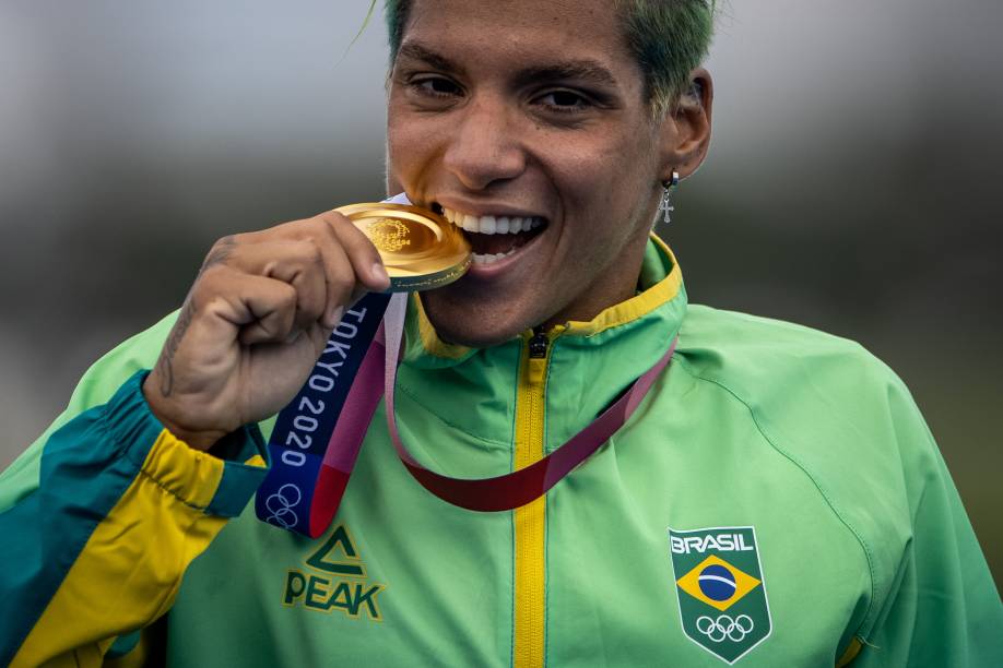 A atleta Ana Marcela com a sua medalha de ouro conquistada na maratona aquática -