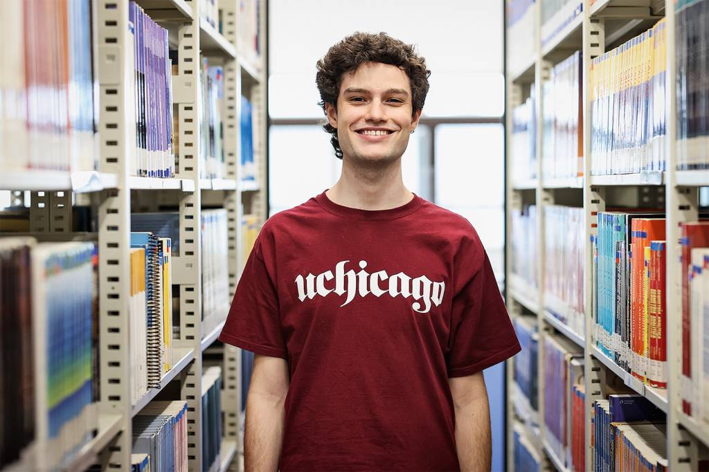 Vinicius Alvarez – Aluno UChicago (1).JPG SEU NOME É PLANEJAMENTO - Desde o 9º ano, Vinícius Alvarez, 18 anos, não titubeava quando lhe perguntavam o que ia fazer da vida: estudar economia na prestigiada Universidade de Chicago. “Fiz um ensino médio todo voltado para conseguir
a vaga no exterior”, conta ele, já de passagem comprada -