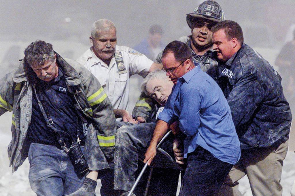 3013-WTC Apocalypse SIMBÓLICO - Capelão dos bombeiros carregado por amigos: a vítima número 1