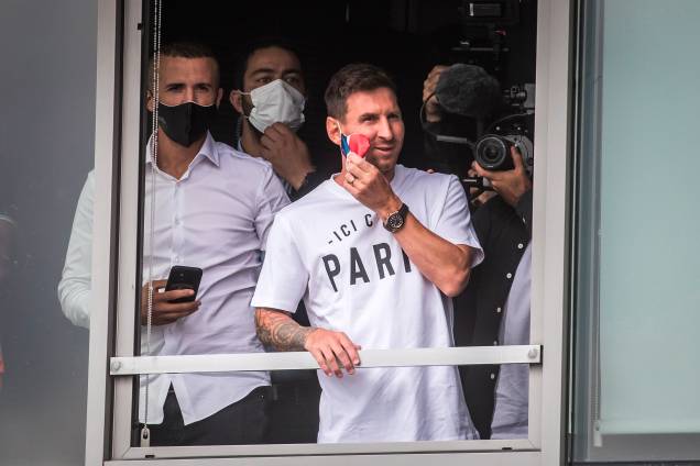 Messi observando a festa dos torcedores do PSG - Messi observando a festa dos torcedores do PSG -