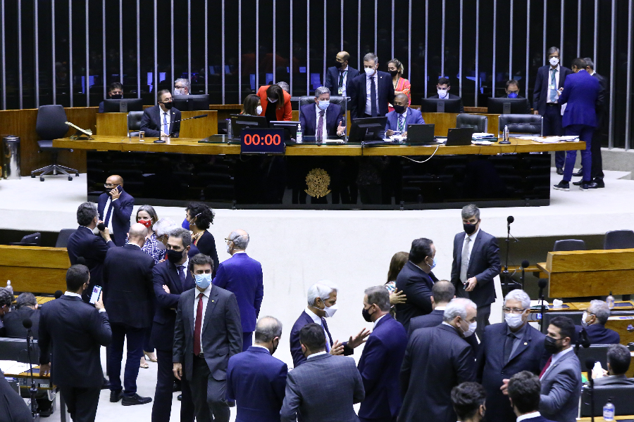 Deputados se reúnem para votar PEC sobre 'distritão' e coligações partidárias - 11/08/2021 -