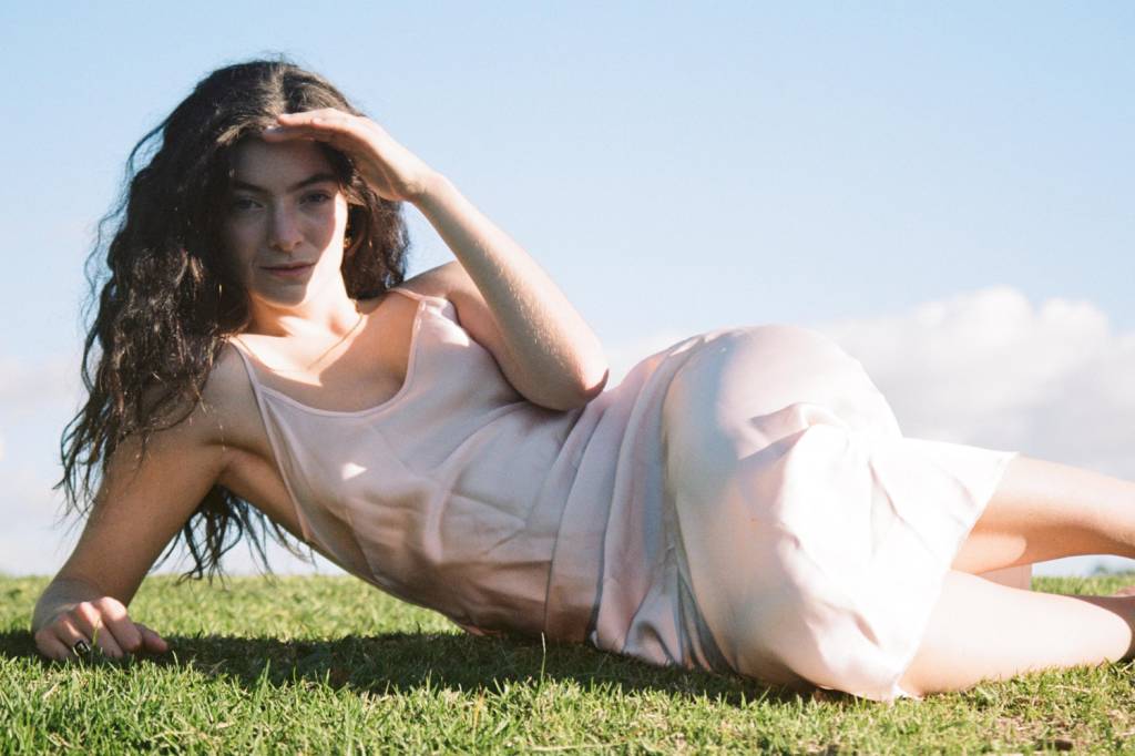 Em ‘Solar Power’, Lorde esbanja positividade – e destoa do resto do mundo