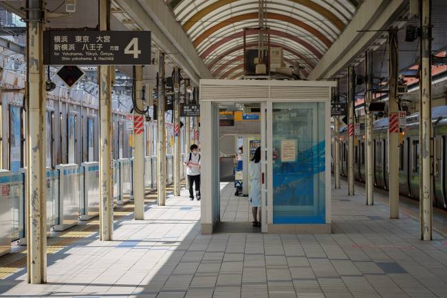 Fumódromos nas plataformas das estações de trem se tornaram salas de espera (Carlos Kato)