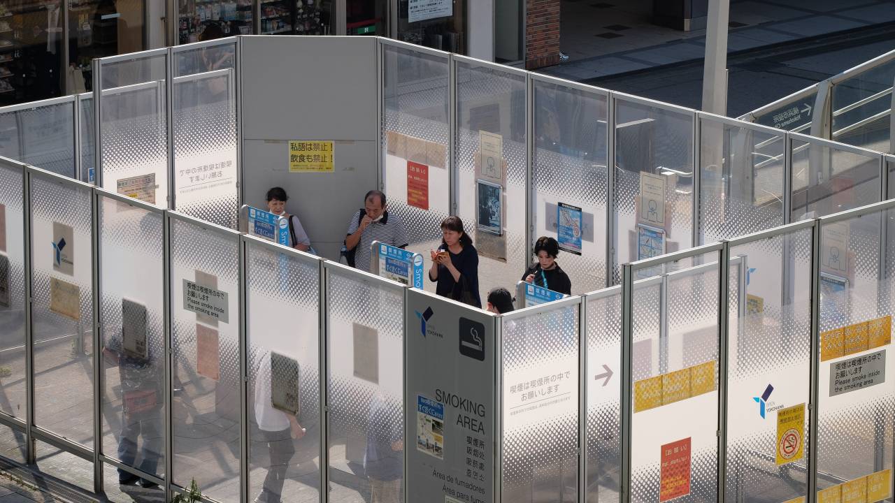 Nas ruas de Tóquio e em outras cidades do Japão, é permitido fumar em áreas designadas conhecidas como "smoking corners"