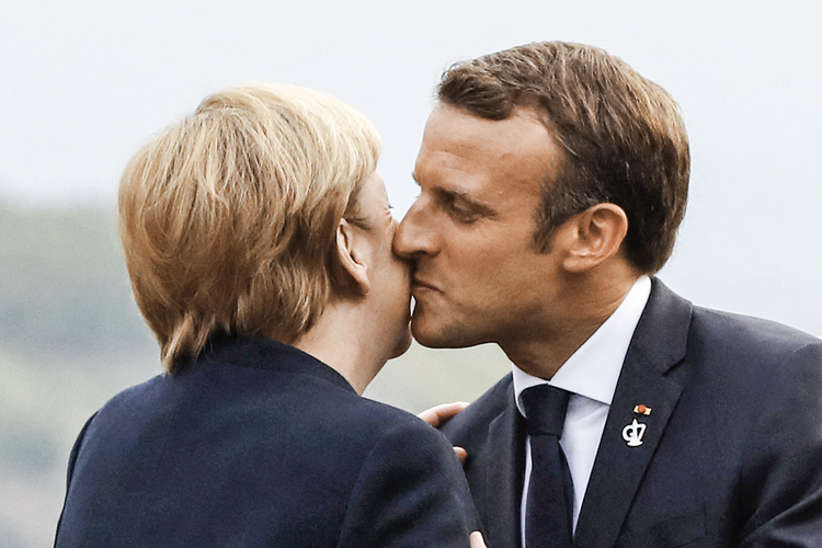 LA BISE - Macron, pré-Covid, cumprimenta Merkel à moda francesa: agora, a grande maioria da população garante que não vai retomar o costume -