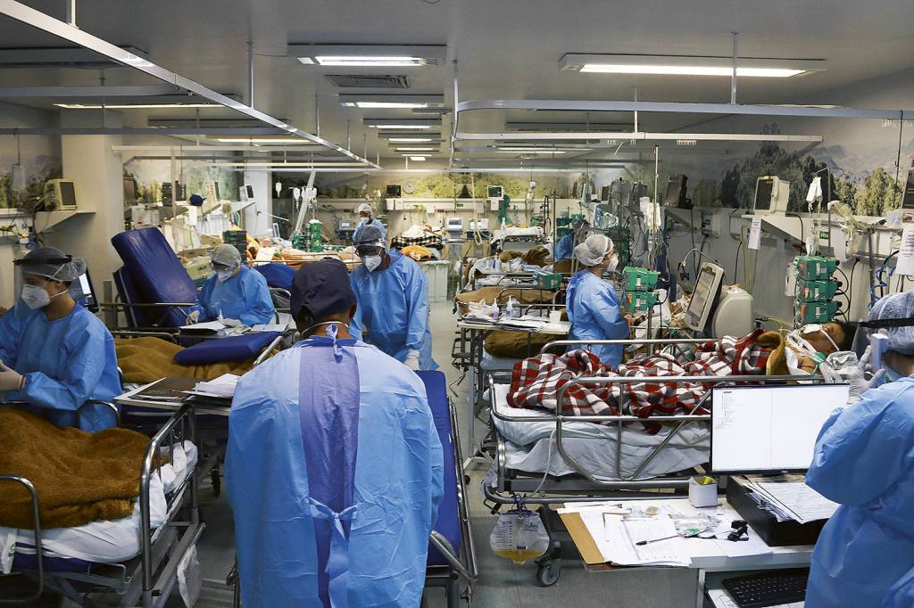 000_94T2XU.jpg PANDEMIA - Sala de UTI de hospital com doentes de Covid: na média móvel de casos, o cenário no Brasil é de alta
