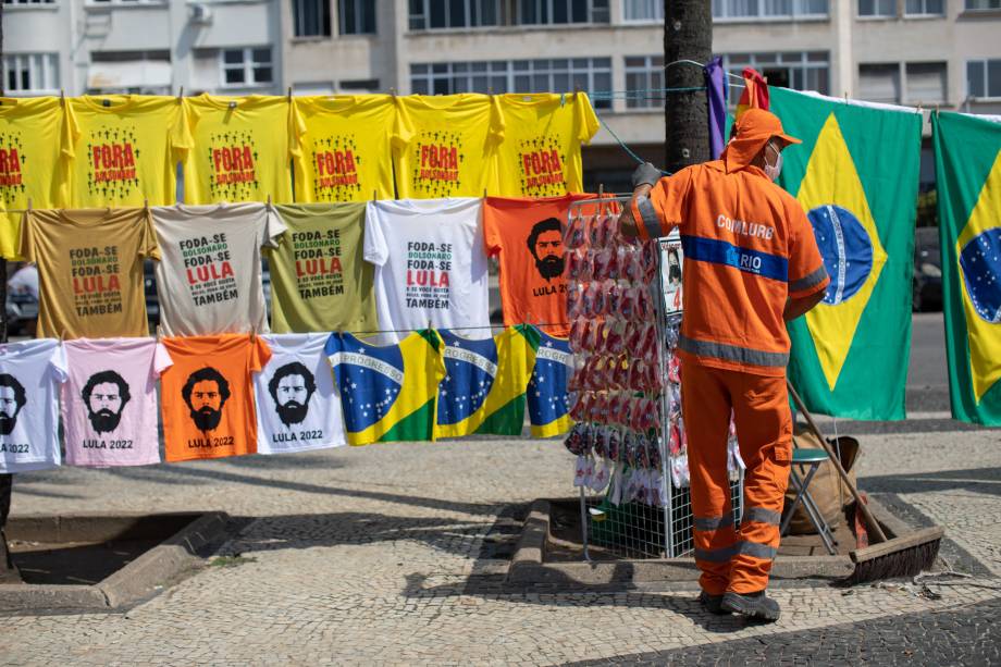 Camisetas contra e a favor de Lula foram vendidas em protesto em Copacabana, no Rio de Janeiro Camisetas contra e a favor de Lula foram vendidas em protesto em Copacabana, no Rio de Janeiro
