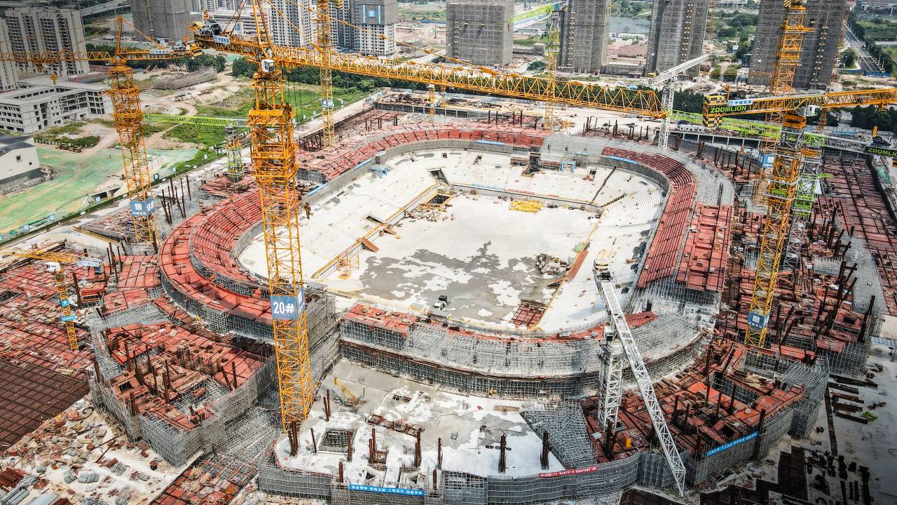 FIM DE LINHA - Novo estádio de Guangzhou: uma das 778 obras paralisadas em 223 cidades da China -