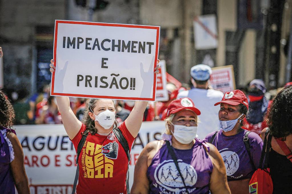 055_AGIF410808.jpg TIRO NO PÉ - Manifestação pedindo impeachment: depois das falas golpistas de Bolsonaro, o assunto voltou -