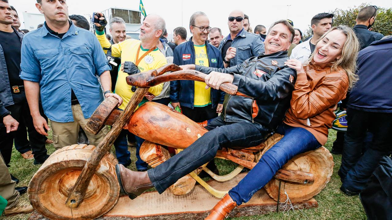 DE CARONA - Bolsonaro e a vice-governadora, Daniela Reinehr: o presidente foi dez vezes a SC e liderou duas motociatas -