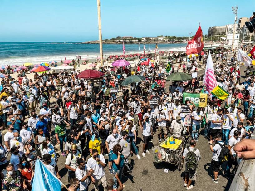 Manifestantes pedem o impeachment de Bolsonaro no Rio de Janeiro neste domingo, 12 Manifestantes pedem o impeachment de Bolsonaro no Rio de Janeiro neste domingo, 12