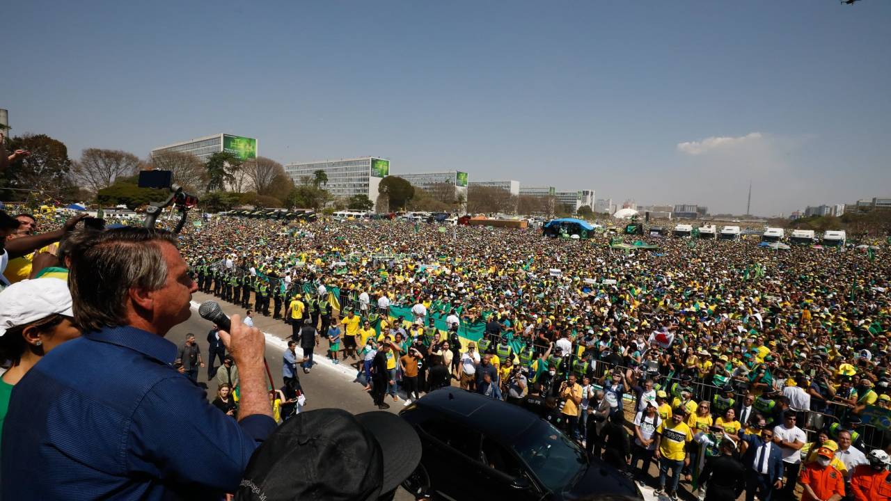 O presidente Jair Bolsonaro discursa em manifestação em Brasília