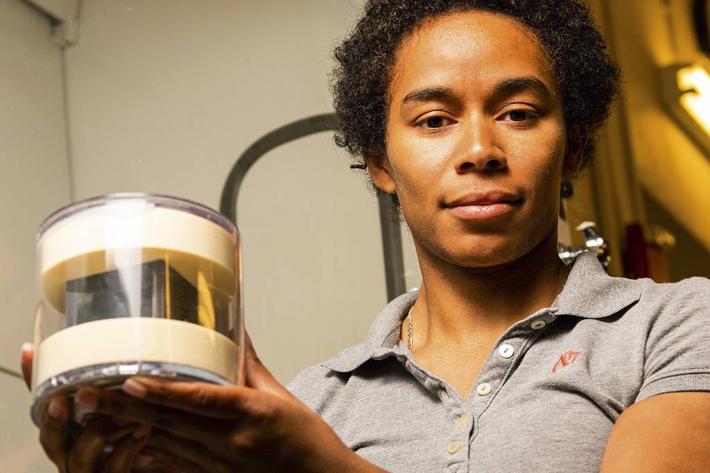 Brittany-Robertson.jpg PESQUISA - A cientista Brittany Robertson e seu prêmio: a origem do urânio -