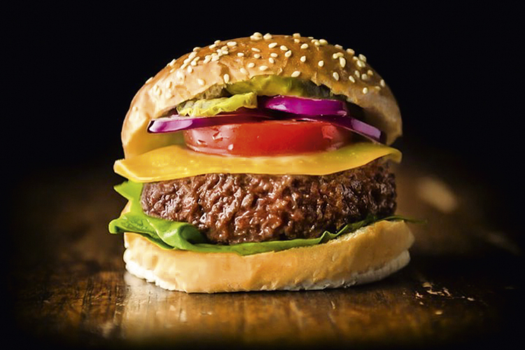 NÃO DÁ PARA VER DIFERENÇA - O hambúrguer feito com carne cultivada em laboratório a partir de células-tronco retiradas de vaca tem aparência, aroma, textura e gosto idêntico ao que leva um bom corte de carne tradicional, segundo quem já provou -