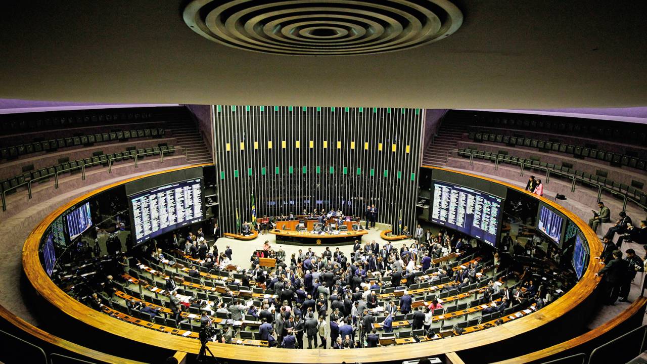 Deputados e Senadores votam nesta segunda-feira, 27