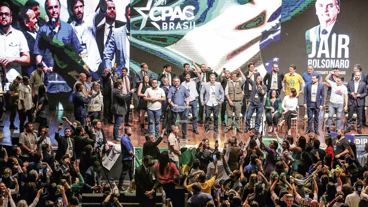 EM CASA - Bolsonaro, estrela na conferência dos conservadores: “Quem tomou hidroxi levanta a mão” -