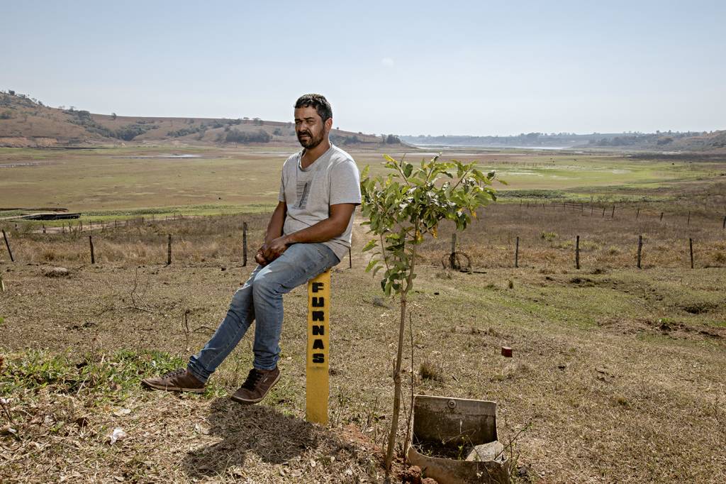 EDICARLOS-PESCADOR-Veja_JR_Seca005892.jpg NADA DE PEIXE - Morador de Fama (MG), Edcarlos dos Reis, 42 anos, deixou a vida de pedreiro e se mudou em 2020 com a mulher e os filhos para uma casa à beira de um lago. “Tirei a carteira de pescador, mas seis meses depois veio a seca”, conta. Agora, ele viaja até 5 quilômetros para achar um local onde haja peixes. “Mesmo assim, os lagos são bem pequenos hoje”, diz. -