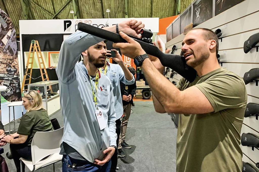 EDUARDO BOLSONARO – ARMAS – INSTAGRAM @BOLSONAROSP 90 2021.jpg FIXAÇÃO - Eduardo: visita à feira de armas em Joinville, o “Texas brasileiro” -