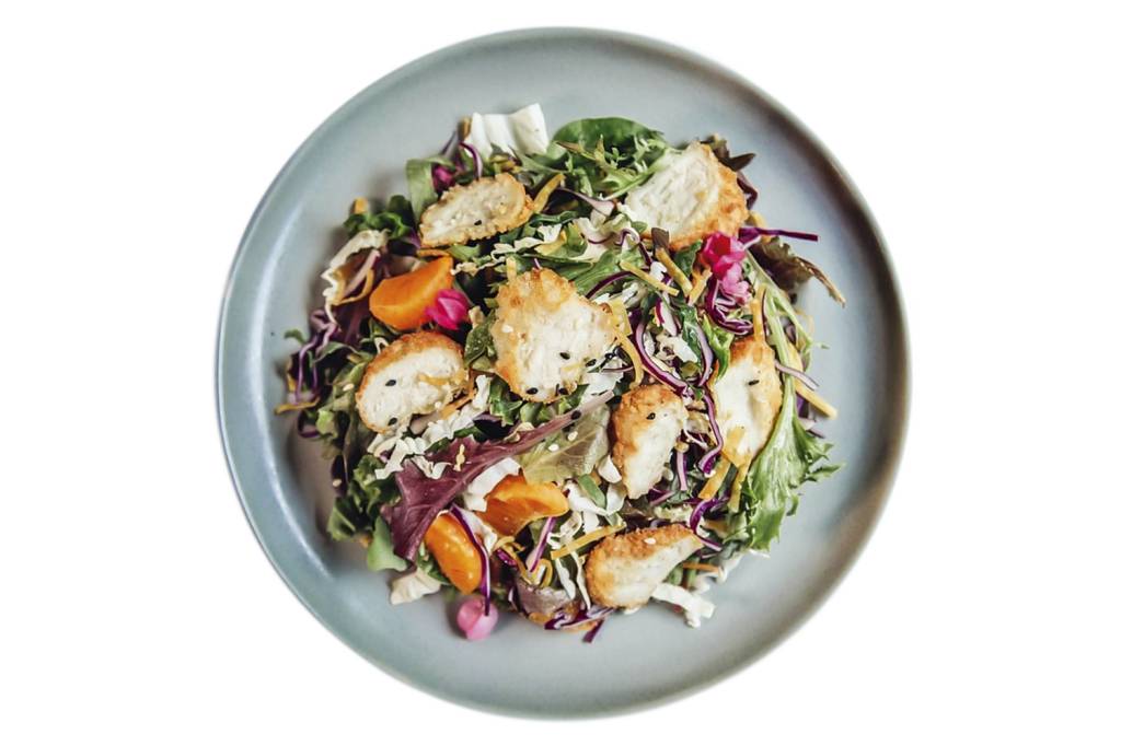FRANGO-LABORATORIO—INSTAGRAM-@GOODMEATINC-90-2021.jpg É O QUE PARECE - Salada com frango cultivado servida no restaurante Madame Fan, em Singapura. O local é o primeiro do mundo a assumir o compromisso de substituir o frango convencional pelo à base de células-tronco uma vez por semana, em horários fixos -