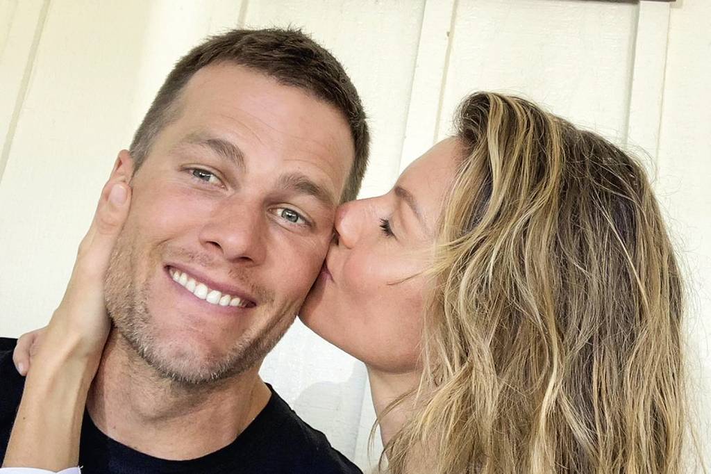 GISELE-BUNDCHEN-E-TOM-BRADY—INSTAGRAM-@GISELE-90-2021.jpg AFETIVIDADE - Gisele Bündchen beija o marido, Tom Brady: o contato físico faz parte da cultura dos povos latinos -
