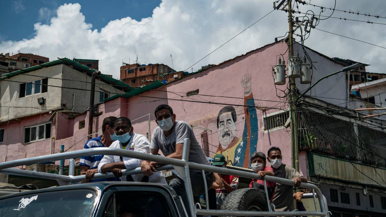Pintura do presidente Nicolás Maduro em muro em favela nos arredores de Caracas, Venezuela. 23/03/2021