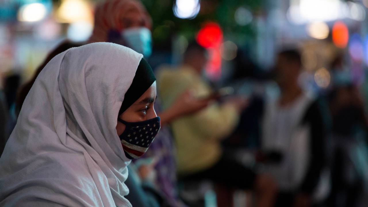 Mulher muçulmana passeia pela Times Square, em Nova York