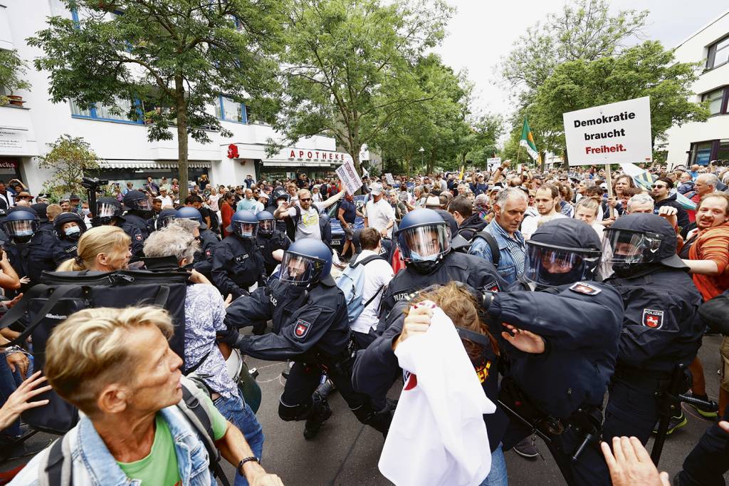 GettyImages-1234377238.jpg CANSAÇO - Manifestação contra lockdown em Berlim: a pandemia desgastou o apoio da população ao governo -