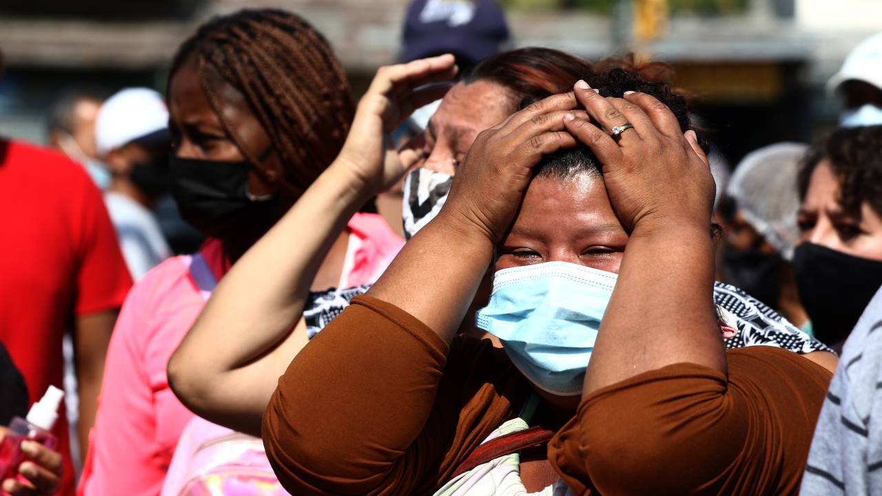 Familiares aguardam por informações sobre detentos após confronto na penitenciária Número 1 de Guayaquil, no Equador - 29/09/2021