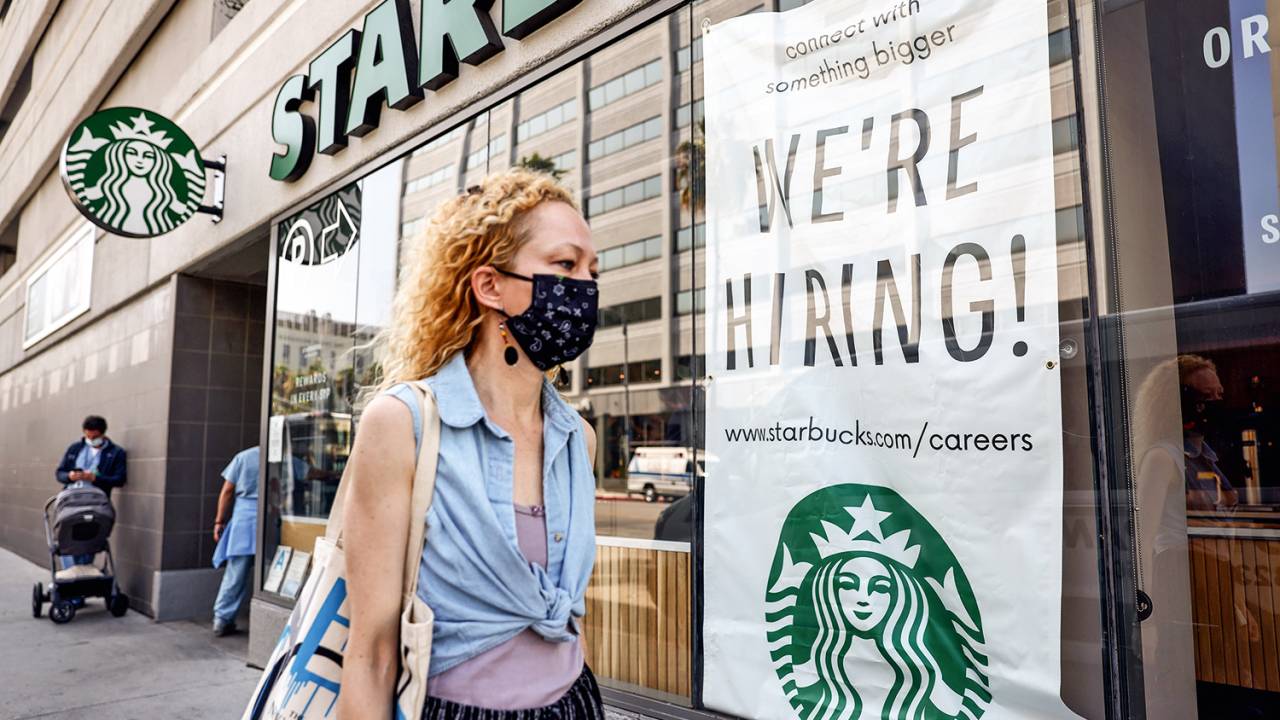 PRECISA-SE - Oferta de contratação na Starbucks: companhias concedem incentivos que vão de celulares a carros -