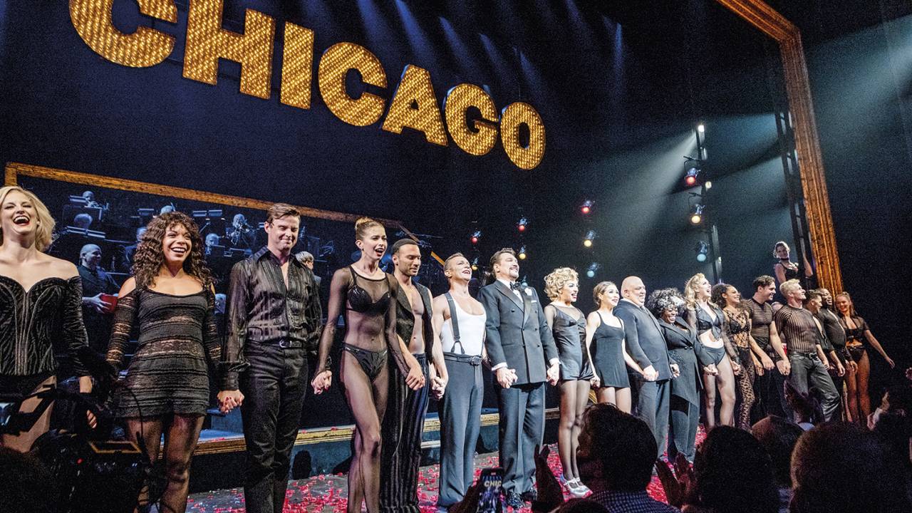 EMOÇÃO - Paulo Szot (de cavanhaque) e o elenco de Chicago, na reestreia: “Fomos ovacionados do começo ao fim” -