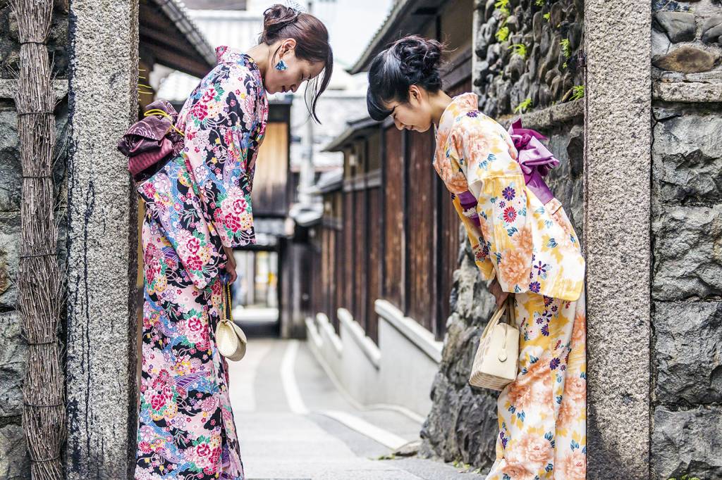 GettyImages-610583602.jpg DISTÂNCIA - Japonesas se cumprimentam: inclinação em sinal de respeito -