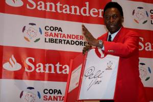 Pele Holds Press Conference In Mexico Pelé como garoto-propaganda da Santander na Copa Libertadores -