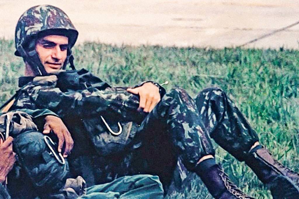 JAIR BOLSONARO-EXERCITO-ALBUM FAMILIA-2.jpg MAU SOLDADO - Bolsonaro no Exército: queixas salariais e prisão
por transgredir as regras da caserna -
