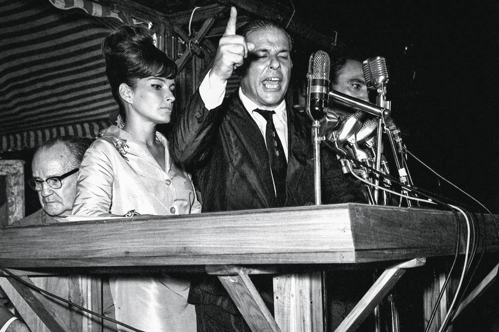 JOAO GOULART-MARIA TEREZA GOULART-1964-COMICIO 11 INÍCIO DO FIM - Jango, na Central do Brasil: discurso ampliou apoio à ruptura -