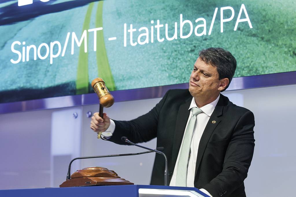 LEILAO-CONCESSÃO-SINOP-ITAITUBA-2021-02.jpg REAÇÃO - Tarcísio de Freitas: o ministro coloca novas ferrovias sob alçada federal -