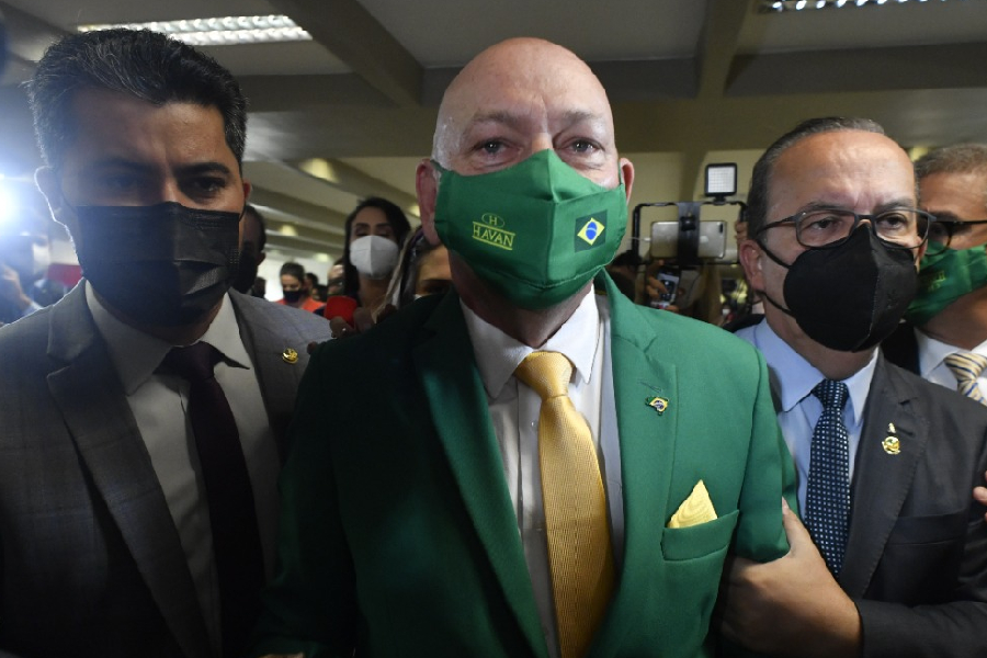 O empresário Luciano Hang chegou ao Senado escoltado por parlamentares governistas - 29/09/2021 -
